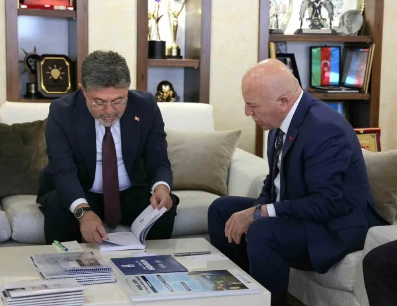 Tarım ve Orman Bakanı İbrahim Yumaklı, Erzurum programı çerçevesinde Valilik ve Büyükşehir Belediyesi'ni ziyaret etti.