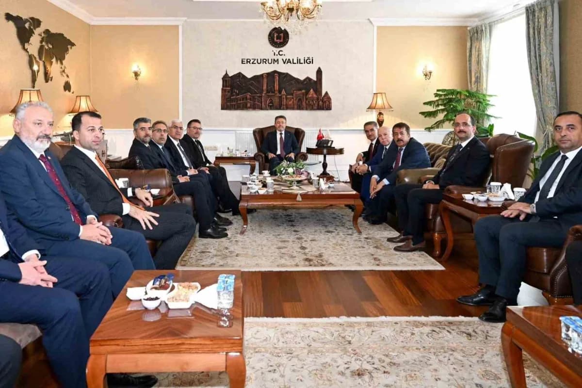 Tarım ve Orman Bakanı İbrahim Yumaklı, Erzurum programı çerçevesinde Valilik ve Büyükşehir Belediyesi’ni ziyaret etti.