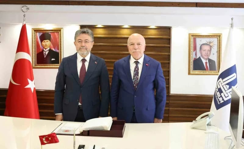 Tarım ve Orman Bakanı İbrahim Yumaklı, Erzurum programı çerçevesinde Valilik ve Büyükşehir Belediyesi'ni ziyaret etti.