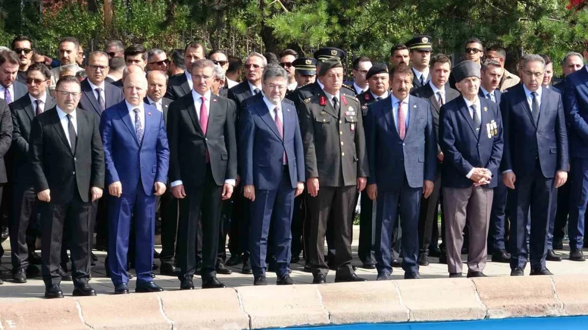 19 Eylül Gaziler Günü dolayısıyla Erzurum’da Tarım ve Orman Bakanı İbrahim Yumaklı’nın katılımıyla çelenk koyma töreni d