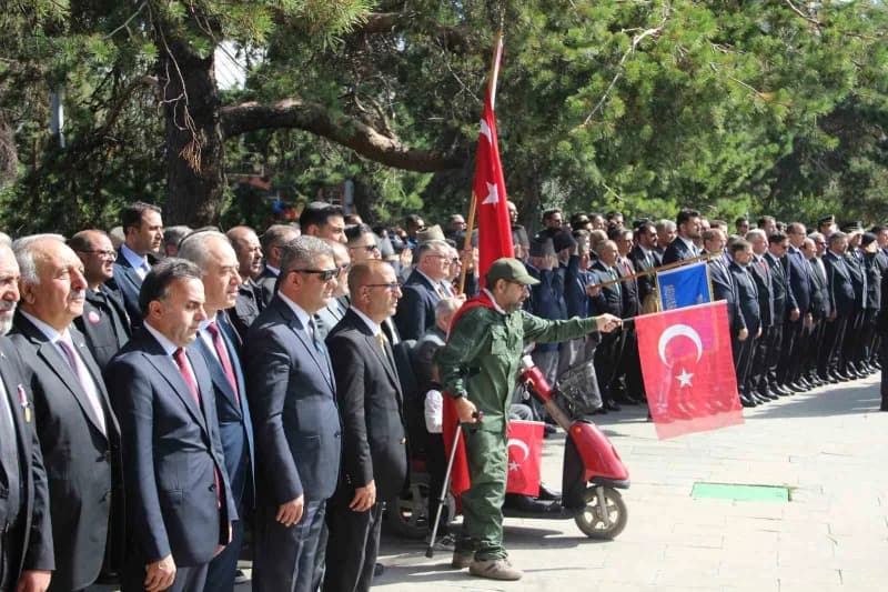 19 Eylül Gaziler Günü dolayısıyla Erzurum’da Tarım ve Orman Bakanı İbrahim Yumaklı’nın katılımıyla çelenk koyma töreni d