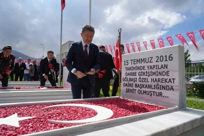 19 Eylül Gaziler Günü dolayısıyla Erzurum’da Tarım ve Orman Bakanı İbrahim Yumaklı’nın katılımıyla çelenk koyma töreni d