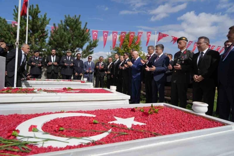 Program kapsamında Asri Mezarlık'ta bulunan Polis Şehitliği ile 15 Temmuz Şehitliği de ziyaret edilerek şehitler için du
