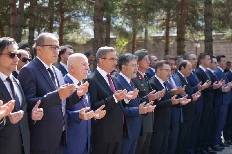19 Eylül Gaziler Günü dolayısıyla Erzurum’da Tarım ve Orman Bakanı İbrahim Yumaklı’nın katılımıyla çelenk koyma töreni d