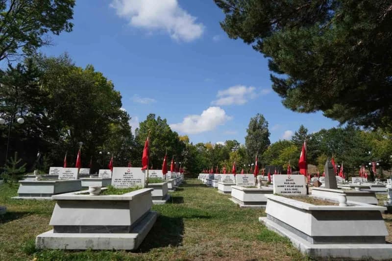 19 Eylül Gaziler Günü dolayısıyla Erzurum’da Tarım ve Orman Bakanı İbrahim Yumaklı’nın katılımıyla çelenk koyma töreni d