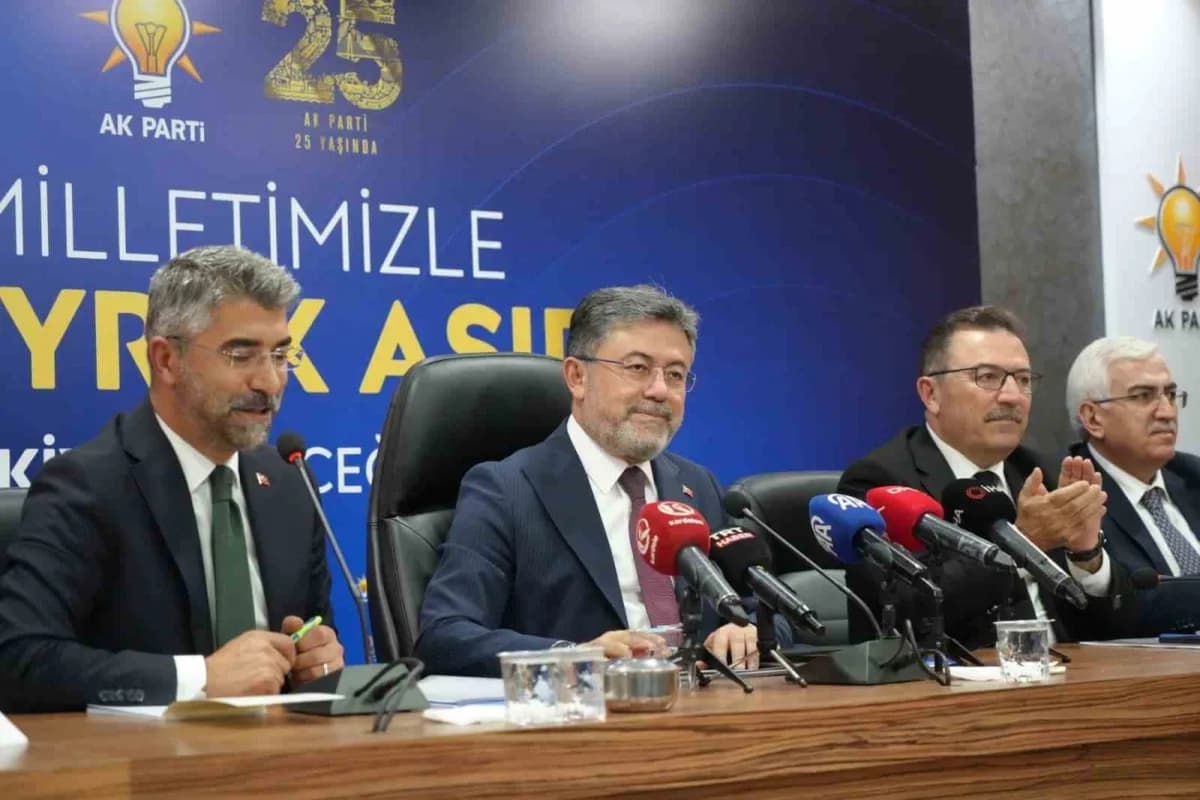 Erzurum’a gelen Tarım ve Orman Bakanı İbrahim Yumaklı, AK Parti Erzurum İl Başkanlığı’nı ziyaret etti. AK Parti İl Başka