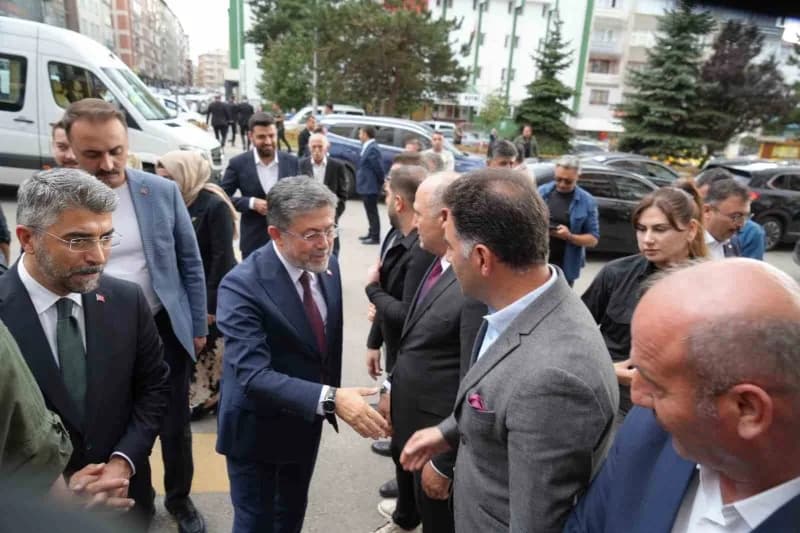 Bir dizi ziyaret ve açılışa katılmak üzere Erzurum'a gelen Tarım ve Orman Bakanı İbrahim Yumaklı, AK Parti Erzurum İl Ba