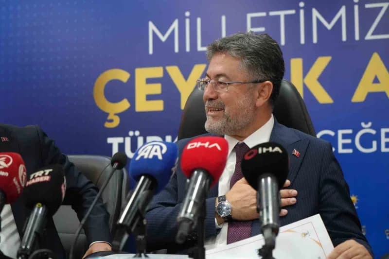 Tarım ve Orman Bakanı İbrahim Yumaklı, Erzurum’da AK Parti İl Başkanlığı ziyaretinde konuşma yapıyor