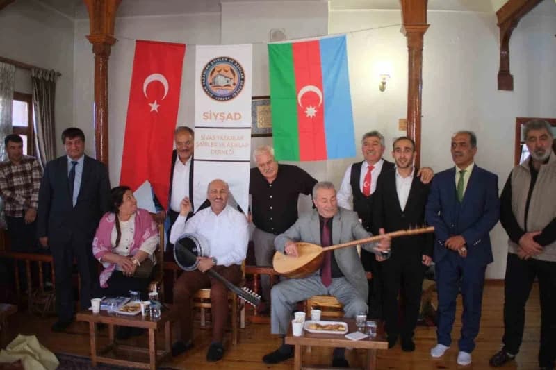Bakü, Tebriz ve Sivas'tan yazar ve şairlerin katıldığı Sivas'taki edebiyat buluşmasından bir kare