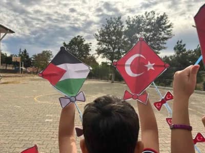 Balıkesir’de öğrenciler barış ve umut mesajı taşıyan uçurtmalarını gökyüzüne uçuruyor