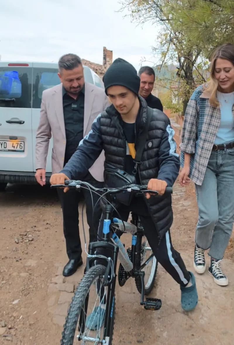 Balıkesir Gömeç ilçesinde özel vatandaşa bisiklet teslim töreni
