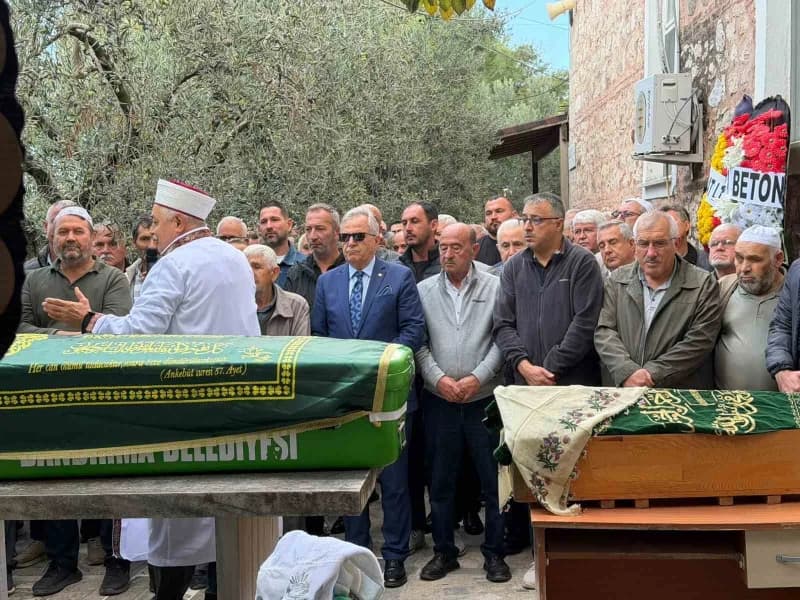 Kazada hayatını kaybeden hamile anne, 3 yaşındaki kızı ve bebeği cenaze töreninin ardından toprağa verildi