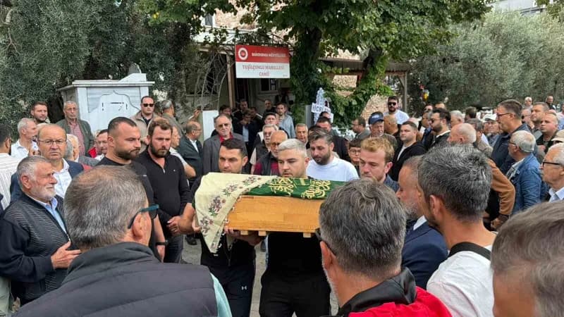 Kazada hayatını kaybeden hamile anne, 3 yaşındaki kızı ve bebeği cenaze töreninin ardından toprağa verildi