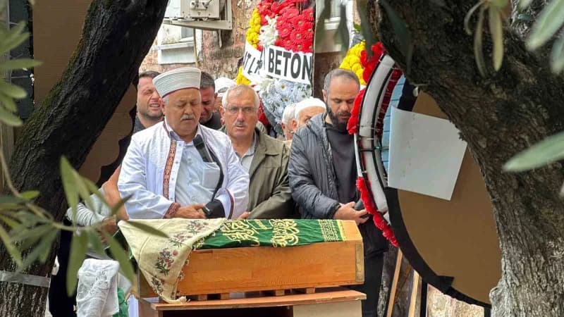 Kazada hayatını kaybeden hamile anne, 3 yaşındaki kızı ve bebeği cenaze töreninin ardından toprağa verildi