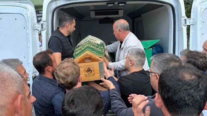Kazada hayatını kaybeden hamile anne, 3 yaşındaki kızı ve bebeği cenaze töreninin ardından toprağa verildi