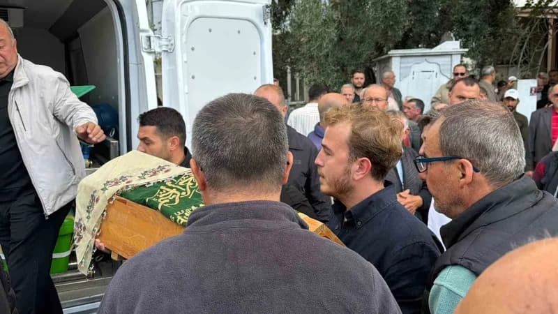 Kazada hayatını kaybeden hamile anne, 3 yaşındaki kızı ve bebeği cenaze töreninin ardından toprağa verildi
