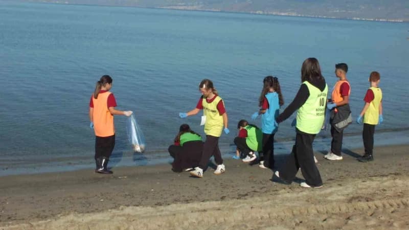 Burhaniye ilçesinde, ortaokul öğrencileri Dünya Temizlik Günü kapsamında Ören Sahili'nde çevre temizliği yaptı.