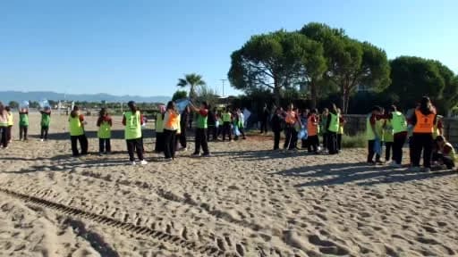 Balıkesir Burhaniye Ören sahilinde öğrenciler ve öğretmenler sahil temizliği yapıyor