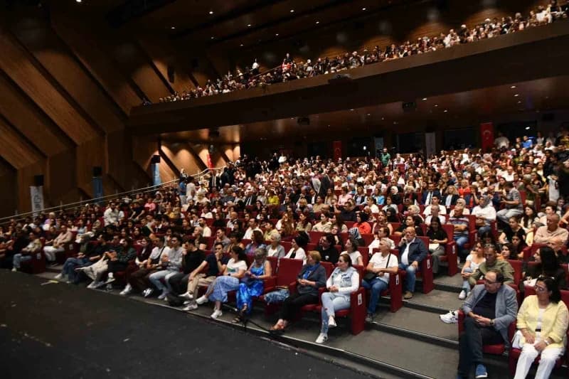 Balıkesir Şehir Tiyatrosunda ilk günden izdiham oluştu