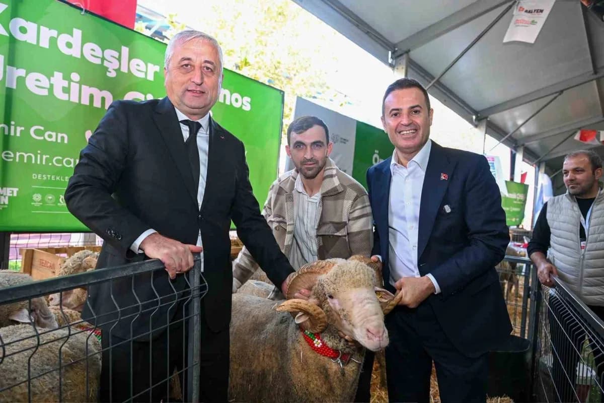 Balıkesir Tarım ve Hayvancılık Fuarı'nda ziyaretçiler ve katılımcılar stantları geziyor