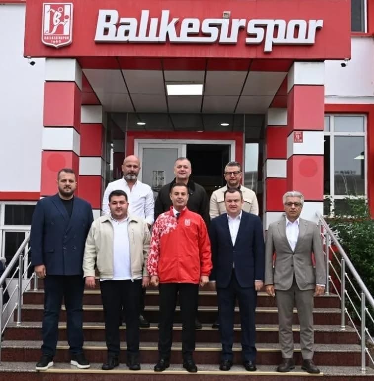 Nesine 3. Lig 2. Grup ekiplerinden Balıkesirspor, Balıkesir Atatürk Stadyumu'ndaki zemin yenileme çalışmaları nedeniyle