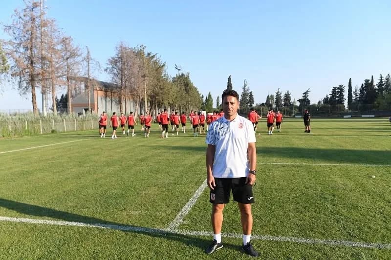 Balıkesirspor teknik direktörü Cem Kavçak takım antrenmanında oyuncularla birlikte çalışıyor