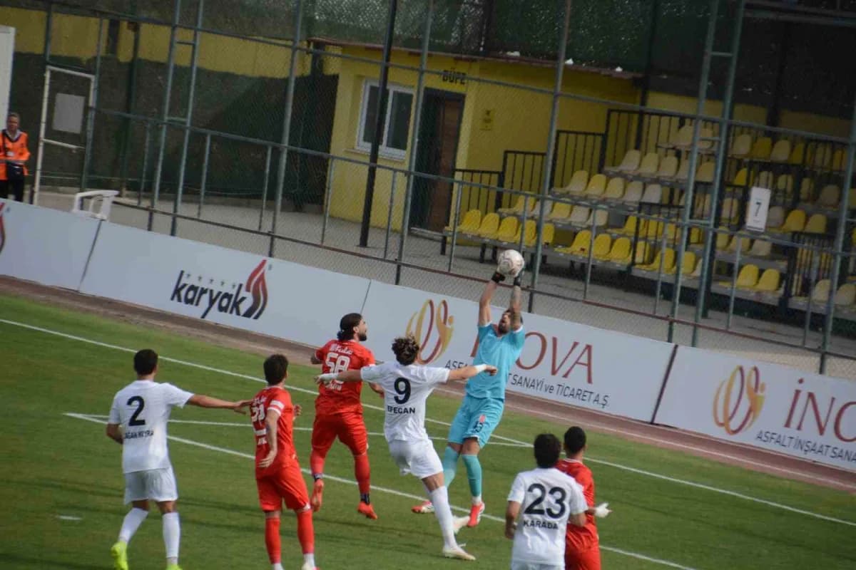 Balıkesirspor ve Uşakspor futbolcuları Aliağa Atatürk Stadı'nda maç sırasında