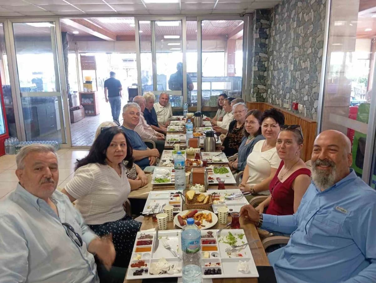 Aşağıçobanisa Balkan Göçmenleri Derneği tarafından düzenlenen kahvaltı programında Manisa ve İzmir’de faaliyet gösteren