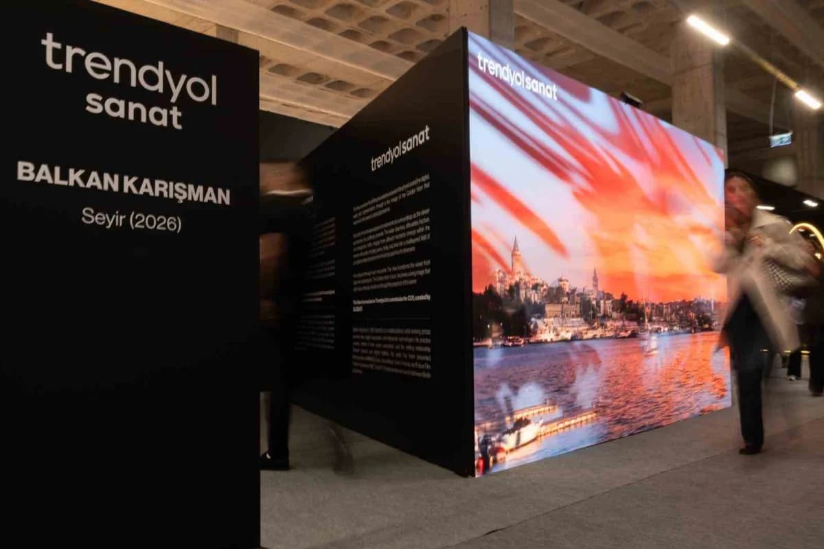 Balkan Karışman’ın Seyir adlı dijital enstalasyonu Contemporary Istanbul sergisinde Haliç manzarasıyla etkileşim halinde