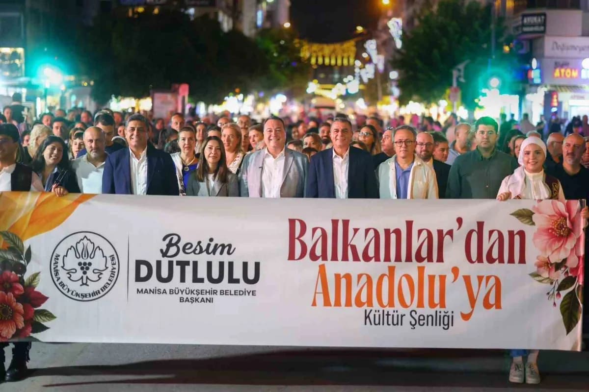 Manisa Cumhuriyet Meydanı’nda Balkanlardan Anadolu’ya Kültür Şenliği kapsamında Candan Erçetin konseri ve kortejden renk