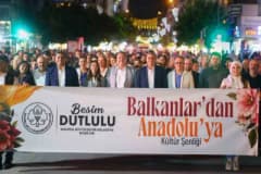 Manisa Cumhuriyet Meydanı’nda Balkanlardan Anadolu’ya Kültür Şenliği kapsamında Candan Erçetin konseri ve kortejden renk