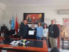 Bandırma’da İZGE Derneği üyesi Nezahat Örek okuma yazma eğitimi alırken