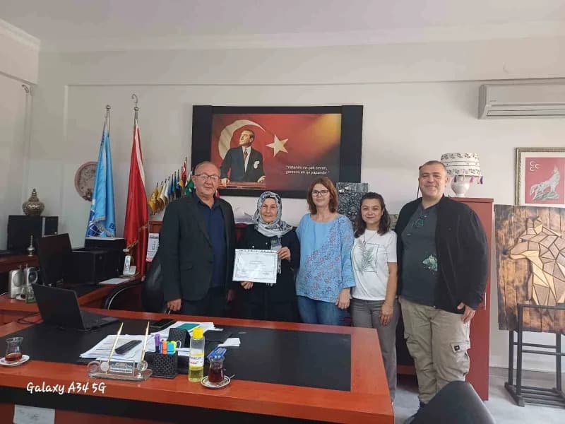 Bandırma’da İZGE Derneği üyesi Nezahat Örek okuma yazma eğitimi alırken