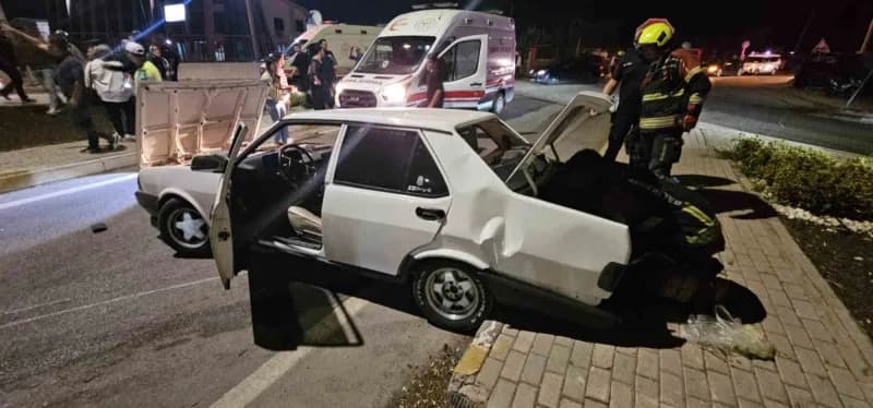 Bandırma-bursa kara yolunda iki aracın karıştığı trafik kazası bir iş yerinin güvenlik kamerasına yansıdı.