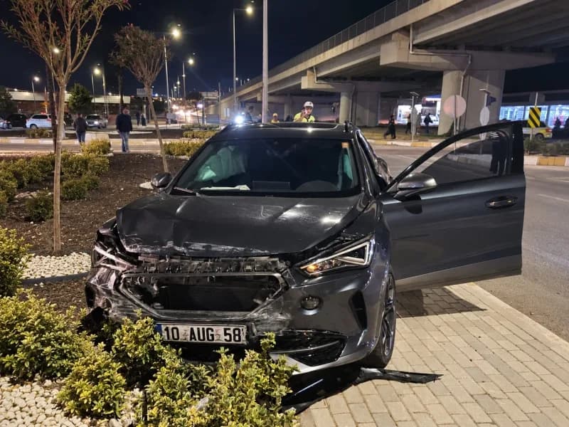 Bandırma-Bursa kara yolunda iki aracın çarpıştığı trafik kazası sonrası olay yeri