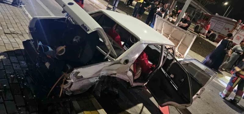 Bandırma-bursa kara yolunda iki aracın karıştığı trafik kazası bir iş yerinin güvenlik kamerasına yansıdı.