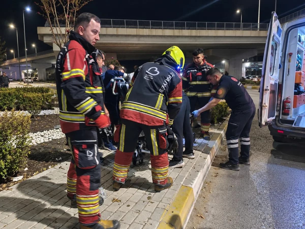 Bandırma-bursa kara yolunda iki aracın karıştığı trafik kazası bir iş yerinin güvenlik kamerasına yansıdı.