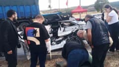Bandırma-Karacabey kara yolunda otomobilin kamyonun altına girdiği kaza sonrası olay yeri