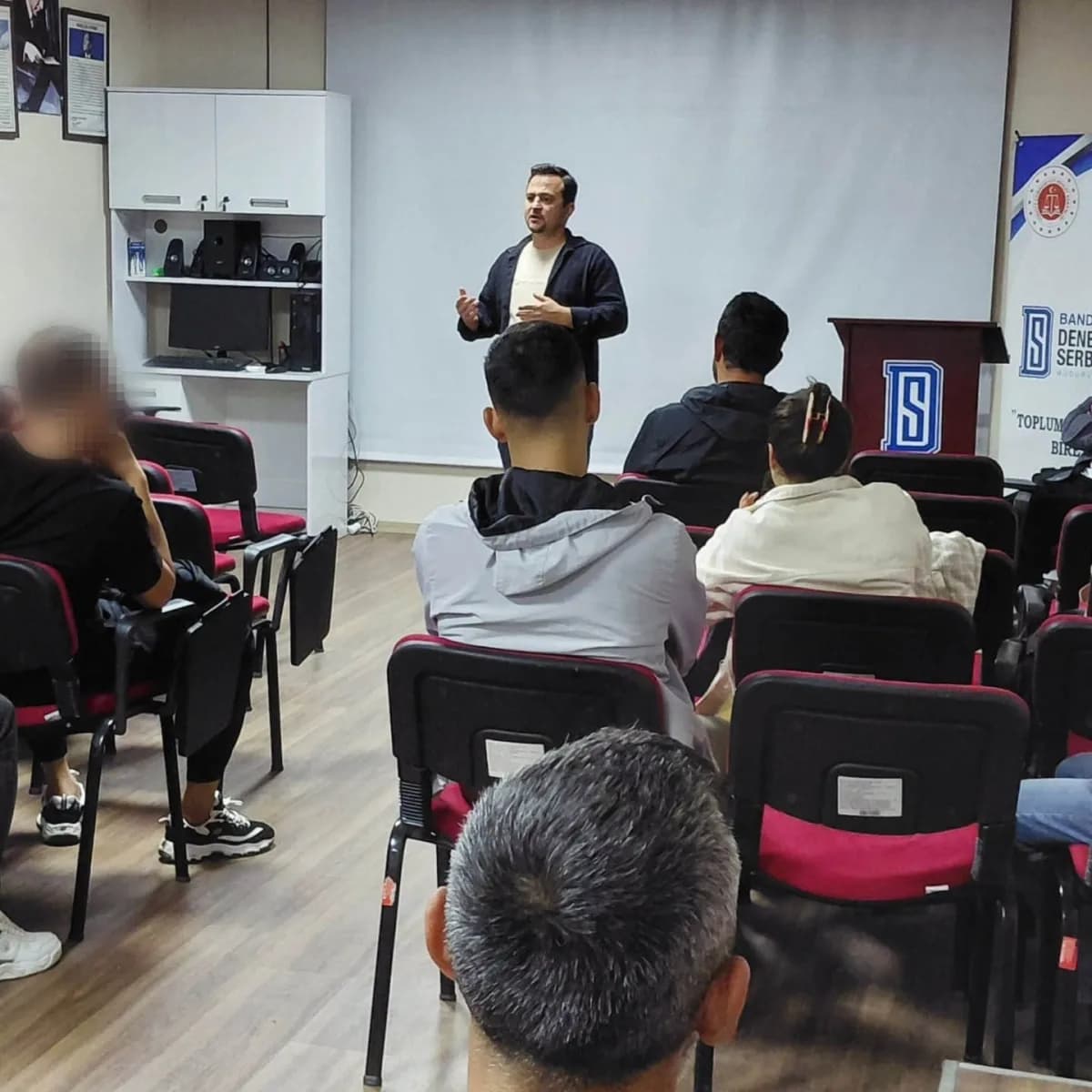 Bandırma’da yükümlülere yönelik İŞKUR istihdam desteği semineri sırasında katılımcılar bilgi alıyor
