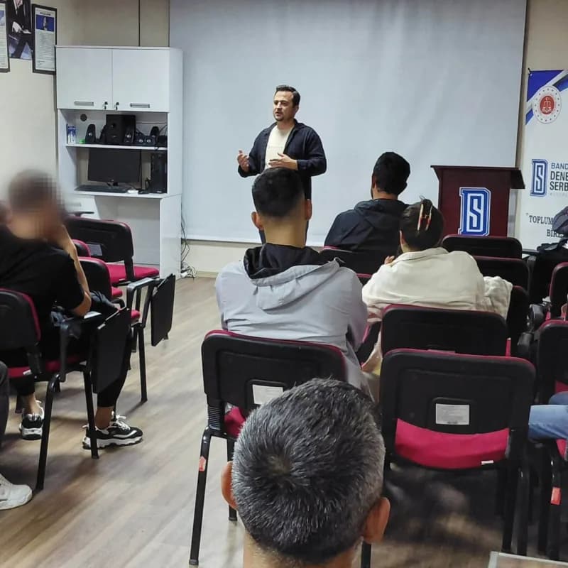 Bandırma’da yükümlülere yönelik İŞKUR istihdam desteği semineri sırasında katılımcılar bilgi alıyor