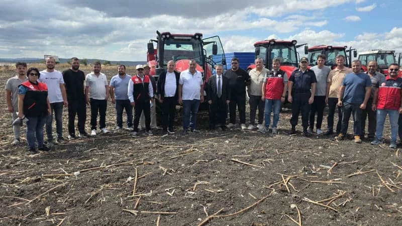 Bandırma’da Kaymakam tarlaya indi, ayçiçeği hasadına katıldı
