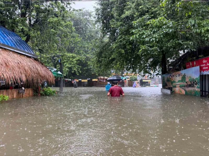 Tayland'ın başkenti Bangkok'ta 48 saati aşkın süredir etkili olan şiddetli yağışların yol açtığı sel nedeniyle 50 ilçeni