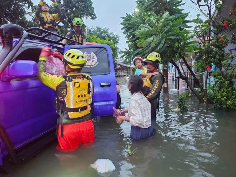 Tayland'ın başkenti Bangkok'ta 48 saati aşkın süredir etkili olan şiddetli yağışların yol açtığı sel nedeniyle 50 ilçeni