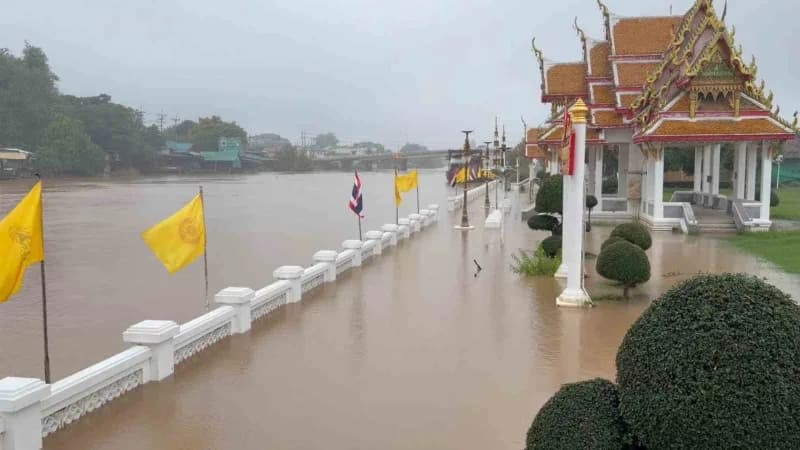 Tayland'ın başkenti Bangkok'ta 48 saati aşkın süredir etkili olan şiddetli yağışların yol açtığı sel nedeniyle 50 ilçeni