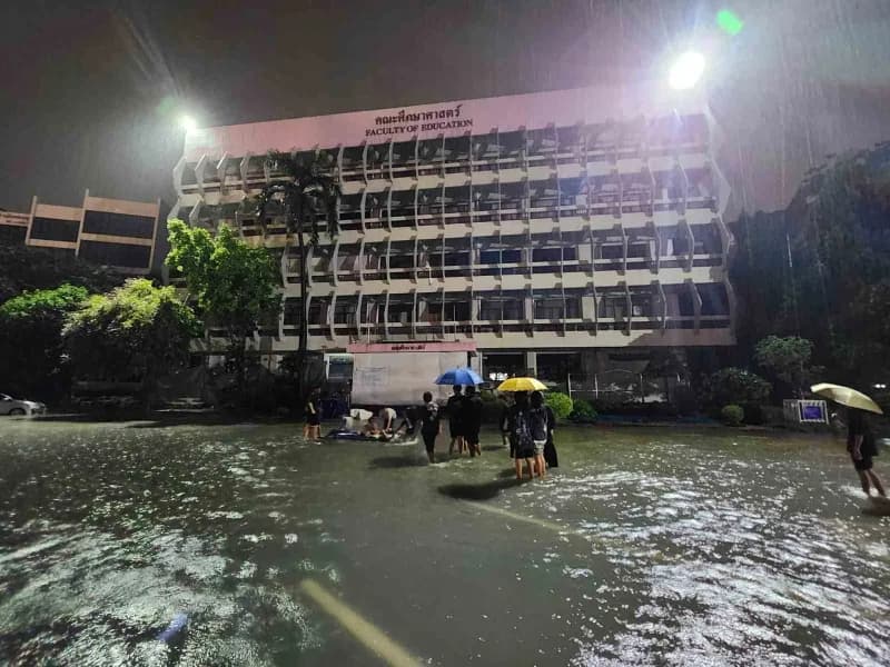 Tayland'ın başkenti Bangkok'ta 48 saati aşkın süredir etkili olan şiddetli yağışların yol açtığı sel nedeniyle 50 ilçeni