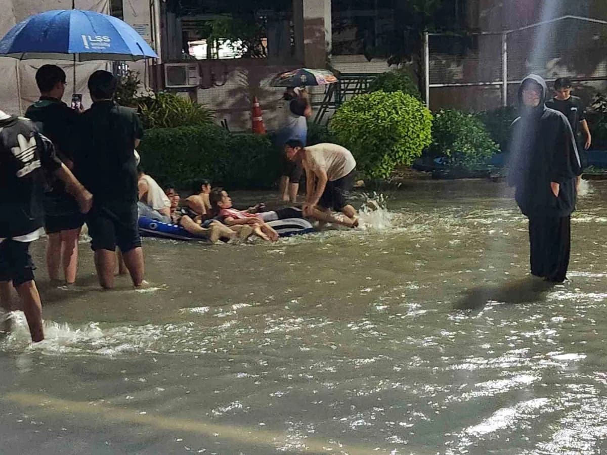 Tayland'ın başkenti Bangkok'ta 48 saati aşkın süredir etkili olan şiddetli yağışların yol açtığı sel nedeniyle 50 ilçeni