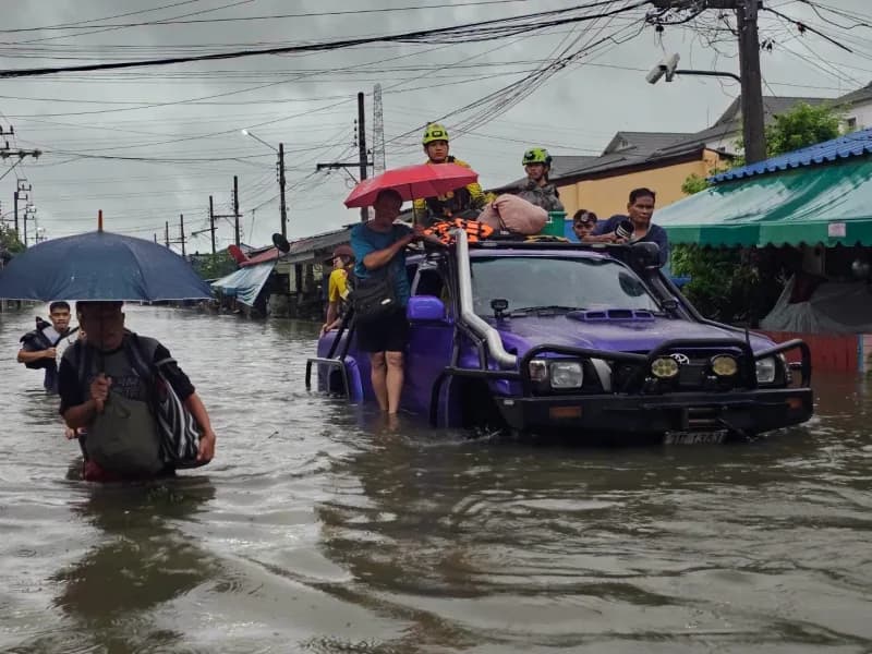 Tayland'ın başkenti Bangkok'ta 48 saati aşkın süredir etkili olan şiddetli yağışların yol açtığı sel nedeniyle 50 ilçeni