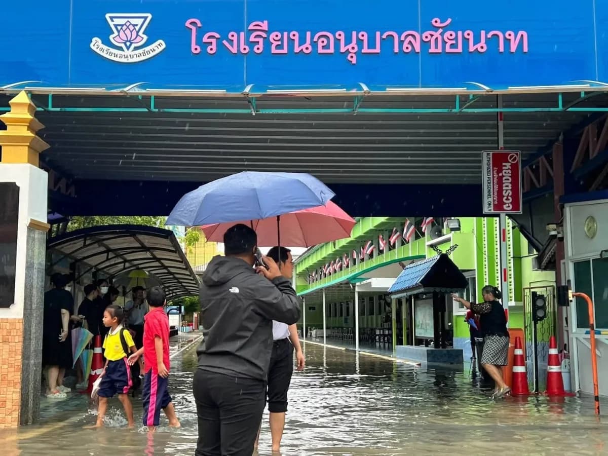 Bangkok’ta şiddetli yağışlar sonrası su baskını ve sel felaketi görüntüleri