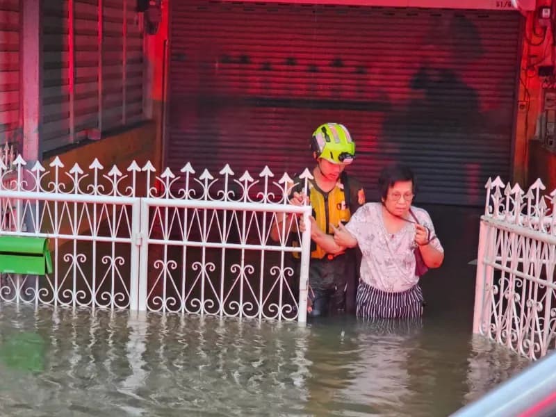 Tayland'ın başkenti Bangkok'ta 48 saati aşkın süredir etkili olan şiddetli yağışların yol açtığı sel nedeniyle 50 ilçeni