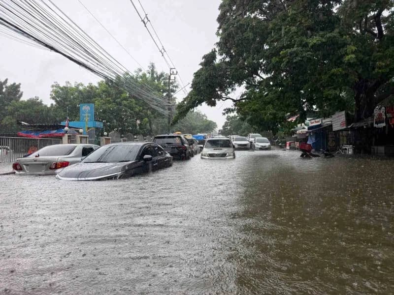 Tayland'ın başkenti Bangkok'ta 48 saati aşkın süredir etkili olan şiddetli yağışların yol açtığı sel nedeniyle 50 ilçeni